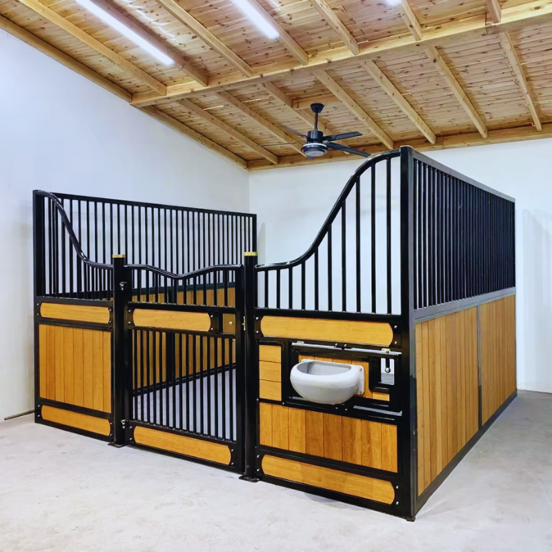Box chevaux démontable métal et bois, écurie professionnelle avec porte coulissante