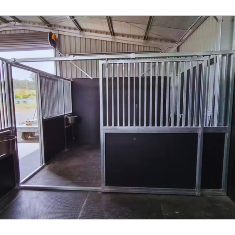Cheval dans un box professionnel en bois, écurie équipée